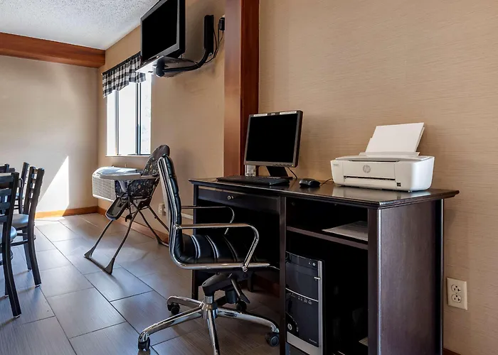 Quality Inn & Suites Warren